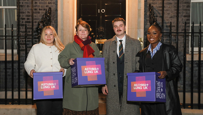 /Staff%20and%20friends%20of%20Asthma%20and%20lung%20UK%20delivering%20a%20petition%20to%20downing%20street